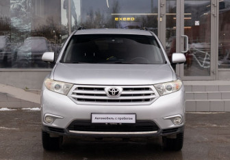 Подержанный автомобиль Toyota Highlander 2012 года (2 фото)