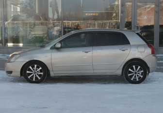 Подержанный автомобиль Toyota Allex 2003 года (8 фото)