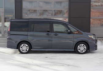 Подержанный автомобиль Honda Stepwgn 2017 года (4 фото)