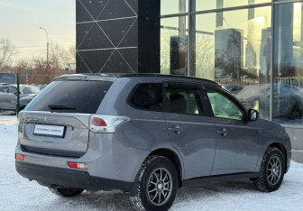 Подержанный автомобиль Mitsubishi Outlander 2012 года (5 фото)