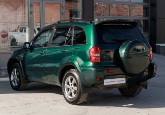 Подержанный автомобиль Toyota RAV4 2004 года (7 фото)