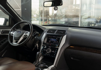 Подержанный автомобиль Ford Explorer 2012 года (10 фото)