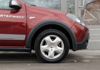 Подержанный автомобиль Renault Sandero 2011 года (9 фото)