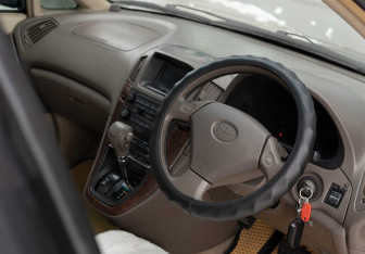 Подержанный автомобиль Toyota Harrier 2000 года (11 фото)