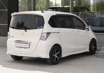 Подержанный автомобиль Honda Freed 2011 года (5 фото)