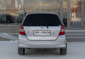 Подержанный автомобиль Honda Fit 2001 года (6 фото)