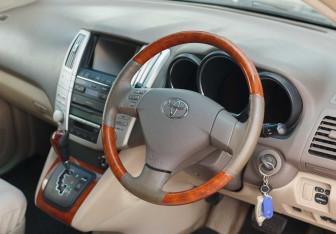 Подержанный автомобиль Toyota Harrier 2004 года (11 фото)