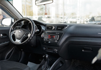 Подержанный автомобиль Kia Rio Sedan 2016 года (10 фото)