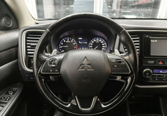 Подержанный автомобиль Mitsubishi Outlander 2016 года (10 фото)