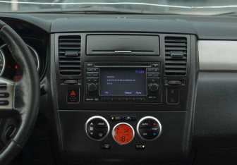 Подержанный автомобиль Nissan Tiida Hatchback 2013 года (14 фото)