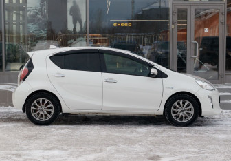 Подержанный автомобиль Toyota Aqua 2016 года (4 фото)