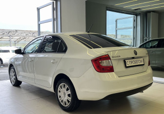 Подержанный автомобиль Skoda Rapid Liftback 2015 года (6 фото)