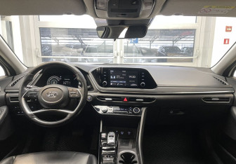 Подержанный автомобиль Hyundai Sonata 2021 года (9 фото)