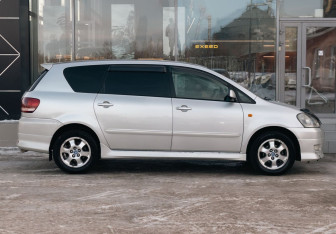 Подержанный автомобиль Toyota Ipsum 2001 года (4 фото)