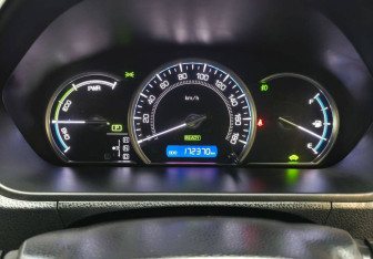 Подержанный автомобиль Toyota Esquire 2016 года (14 фото)