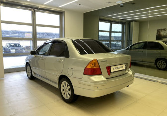 Подержанный автомобиль Suzuki Liana Sedan 2006 года (6 фото)