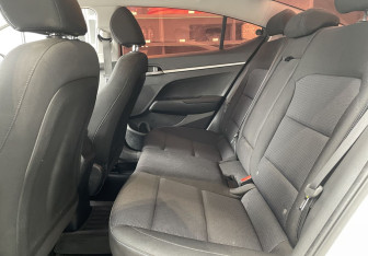 Подержанный автомобиль Hyundai Elantra Sedan 2018 года (9 фото)