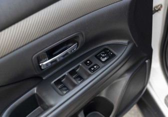 Подержанный автомобиль Mitsubishi Outlander 2013 года (17 фото)