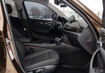 Подержанный автомобиль BMW X1 2011 года (22 фото)