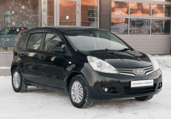 Подержанный автомобиль Nissan Note 2010 года (3 фото)