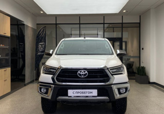 Подержанный автомобиль Toyota Hilux 2022 года (3 фото)