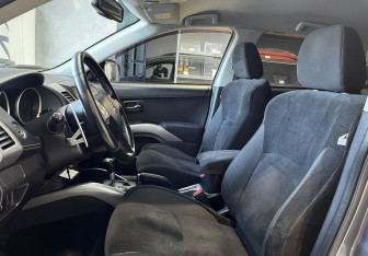 Подержанный автомобиль Mitsubishi Outlander 2012 года (8 фото)