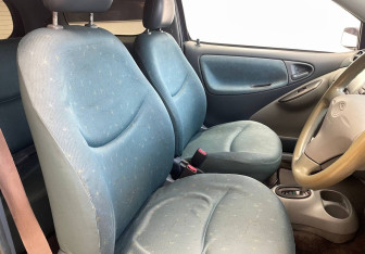 Подержанный автомобиль Toyota Vitz 1999 года (9 фото)