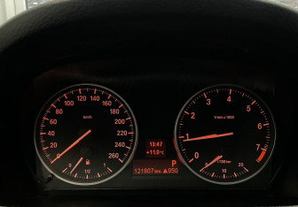 Подержанный автомобиль BMW X1 2012 года (13 фото)