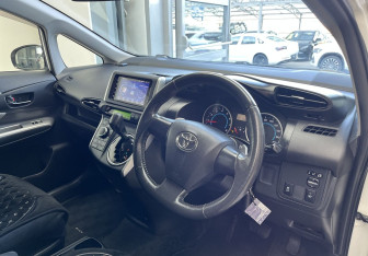 Подержанный автомобиль Toyota Wish Minivan 2010 года (7 фото)