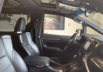 Подержанный автомобиль Toyota Alphard 2017 года (16 фото)