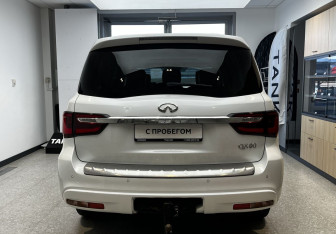 Подержанный автомобиль Infiniti QX80 2018 года (5 фото)