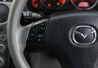 Подержанный автомобиль Mazda Atenza Sedan 2002 года (12 фото)