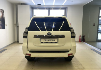 Подержанный автомобиль Toyota Land Cruiser Prado 2021 года (6 фото)