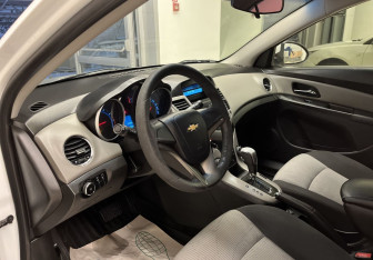 Подержанный автомобиль Chevrolet Cruze Sedan 2012 года (10 фото)