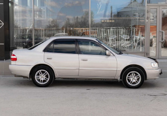 Подержанный автомобиль Toyota Corolla Sedan 2000 года (4 фото)