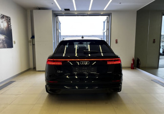 Подержанный автомобиль Audi Q8 2020 года (7 фото)