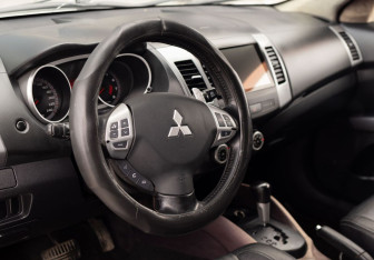 Подержанный автомобиль Mitsubishi Outlander 2008 года (11 фото)