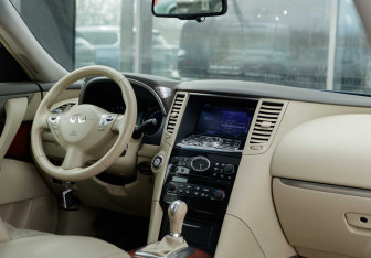 Подержанный автомобиль Infiniti FX 2012 года (10 фото)