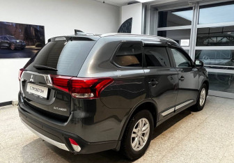 Подержанный автомобиль Mitsubishi Outlander 2017 года (5 фото)
