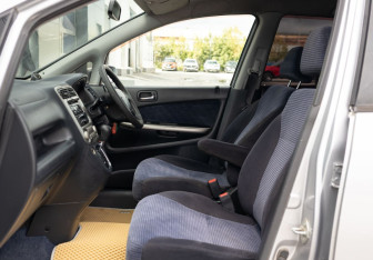 Подержанный автомобиль Honda Stream 2002 года (19 фото)