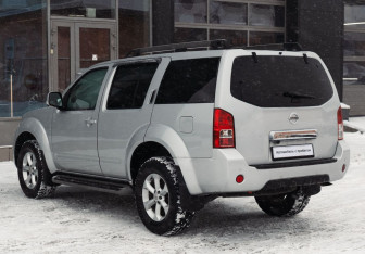 Подержанный автомобиль Nissan Pathfinder 2011 года (8 фото)