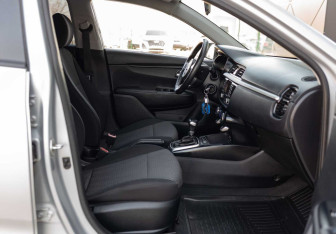 Подержанный автомобиль Kia Rio Sedan 2017 года (18 фото)