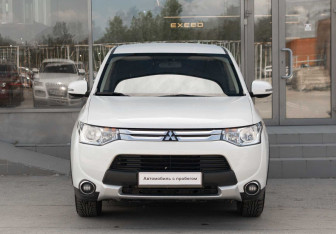 Подержанный автомобиль Mitsubishi Outlander 2014 года (2 фото)
