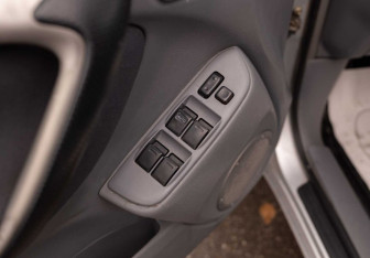 Подержанный автомобиль Toyota RAV4 2001 года (15 фото)