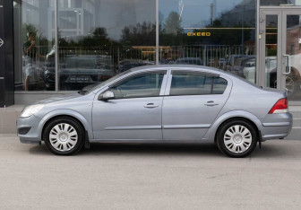Подержанный автомобиль Opel Astra Sedan 2008 года (8 фото)