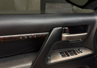 Подержанный автомобиль Toyota Land Cruiser Suv 2011 года (16 фото)