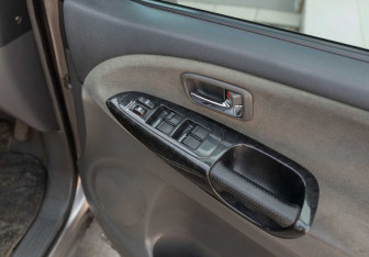 Подержанный автомобиль Toyota Estima 2005 года (14 фото)