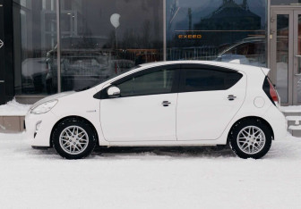 Подержанный автомобиль Toyota Aqua 2016 года (8 фото)