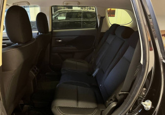 Подержанный автомобиль Mitsubishi Outlander 2020 года (14 фото)