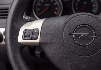 Подержанный автомобиль Opel Astra Sedan 2007 года (12 фото)